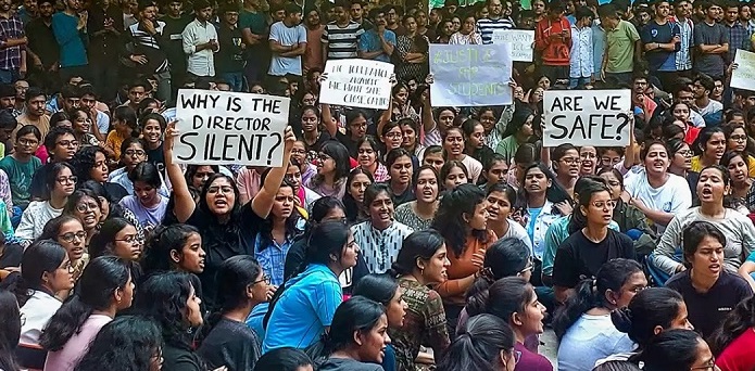 आईआईटी-बीएचयू में छात्रा को कथित तौर पर निर्वस्त्र कर चूमा; छात्रों ने कैंपस में किया विरोध प्रदर्शन