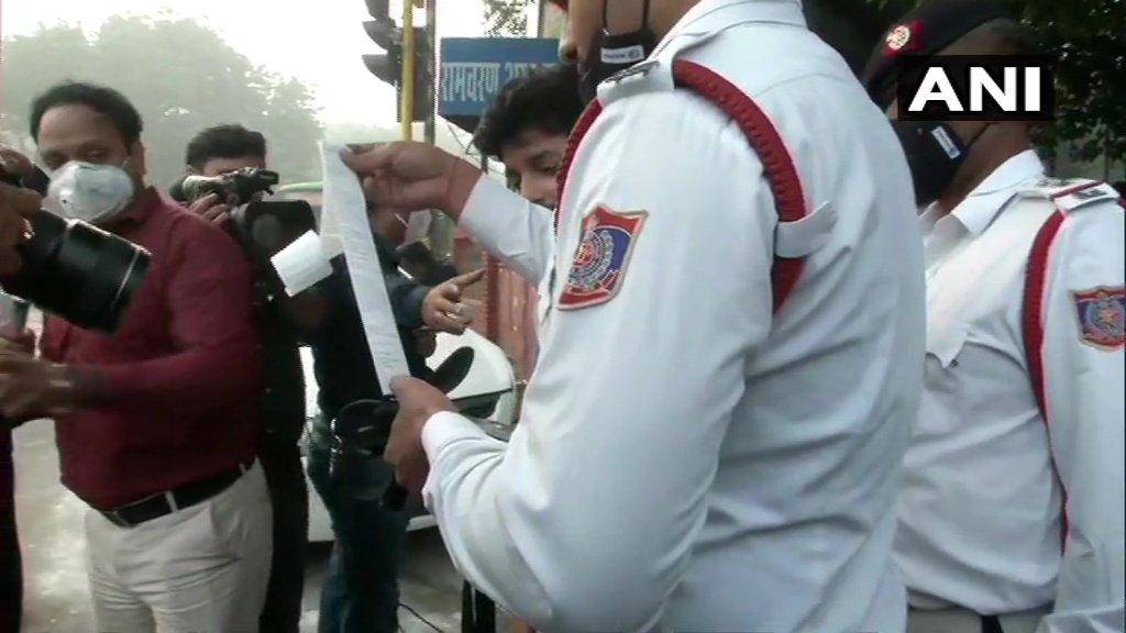 ईवन के दिन ऑड नंबर प्लेट की गाड़ी चलाने वाले एक शख्स का चालान काटता ट्रैफिक पुलिस, दिल्ली में आज से लागू हुआ ऑड-ईवन नियम