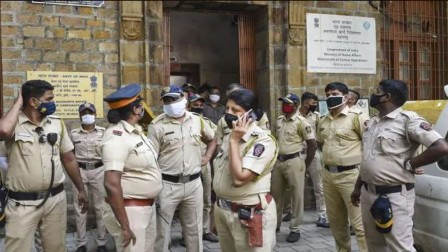 परमवीर सिंह और सचिन वाजे के बीच हुई 'सीक्रेट' मीटिंग! मुंबई पुलिस के 4 पुलिसकर्मियों को कारण बताओ नोटस जारी