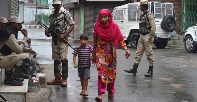 कश्मीर: अनंतनाग से कर्फ्यू हटाया गया, घाटी के शेष हिस्सों में जारी