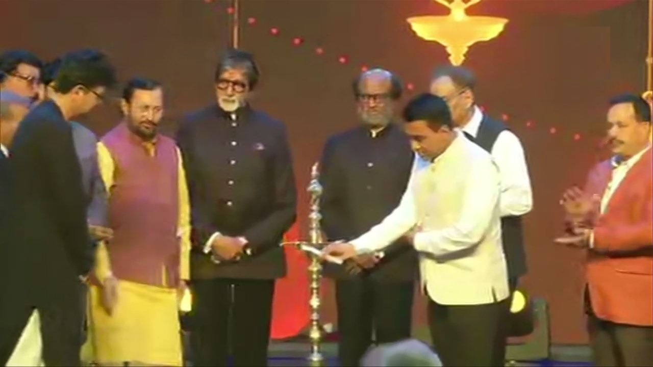 गोवा के पणजी में 50वें अंतर्राष्ट्रीय फिल्म समारोह के उद्घाटन के दौरान केंद्रीय मंत्री प्रकाश जावड़ेकर, गोवा के मुख्यमंत्री प्रमोद सावंत और अभिनेता अमिताभ बच्चन, रजनीकांत