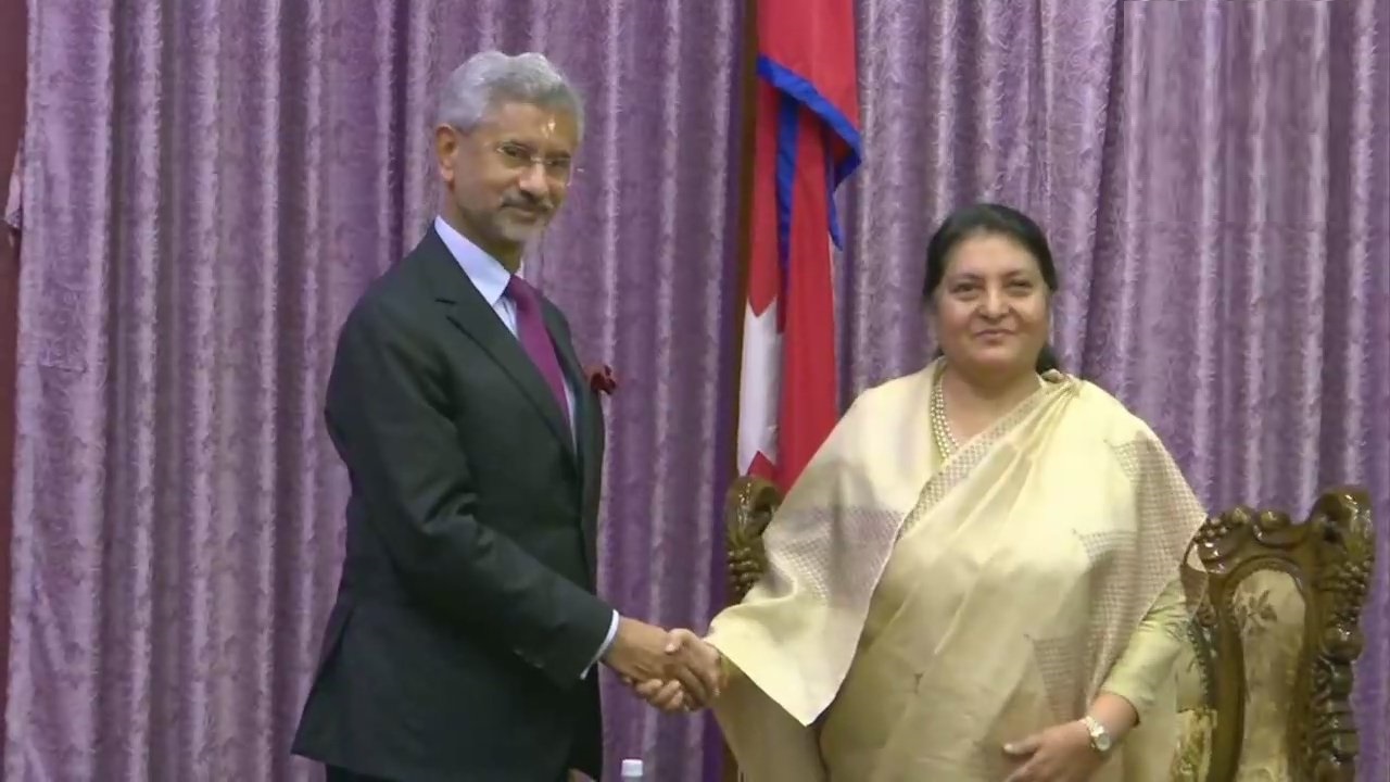नेपाल यात्रा के दौरान वहां की राष्ट्रपति बिद्या देवी भंडारी से शीतल निवास में मुलाकात के दौरान विदेश मंत्री एस. जयशंकर