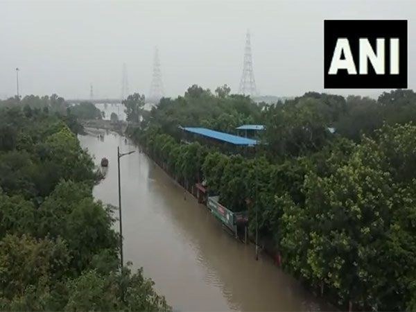 दिल्ली में यमुना में बाढ़ आने से लोग बदहाल, श्मशान घाट बंद; चिकित्सा सुविधाएं प्रभावित, पीने के पानी की कमी
