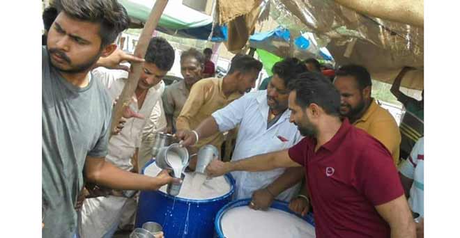 देखें तस्वीरेंः आंदोलन के साथ किसान जरूरतमंदों को बांट रहे हैं दूध