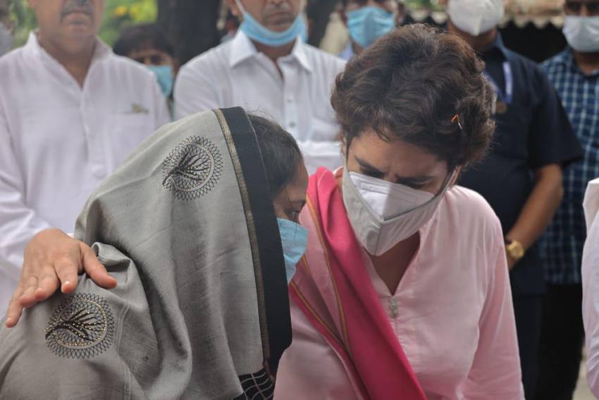 यूपी दौरे का दूसरा दिन, प्रियंका गांधी ने की पीड़िता महिला उम्मीदवार से मुलाकात, ब्लॉक प्रमुख चुनाव के दौरान हुई थी अभद्रता