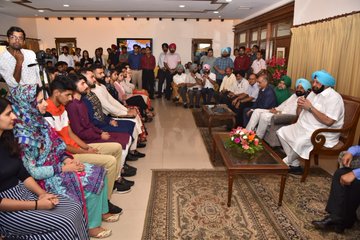 पंजाब के मुख्यमंत्री कैप्टन अमरिंदर सिंह ने ईद-उल-अजहा के मौके पर जम्मू-कश्मीर के छात्रों के लिए लंच का आयोजन किया
