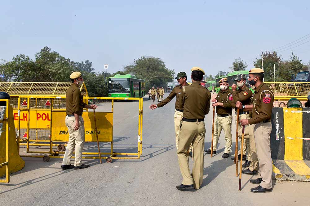 पहलवानों के समर्थन में किसान मोर्चे के प्रदर्शन के मद्देनजर दिल्ली की सीमाओं पर सुरक्षा चाकचौबंद