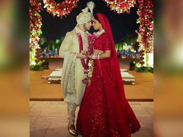 प्रियंका चोपड़ा और निक जोनस की शादी की आधिकारिक तस्वीर