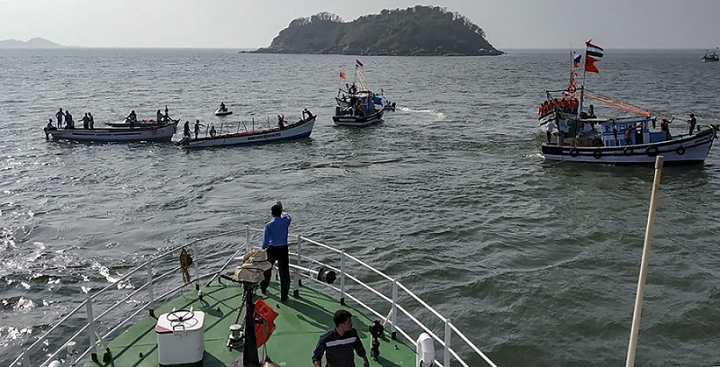 कर्नाटक के करवड़ में नाव दुर्घटना के बाद नौसेना द्वारा चलाए जा रहे तलाशी अभियान का दृश्य