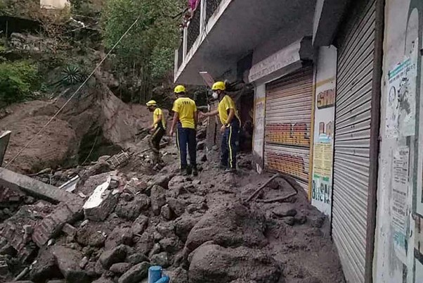 प्रयागराज में बादल फटने के कारण कई दुकान और मकान क्षतिग्रस्त