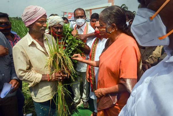 आंध्र प्रदेश में कृष्णा जिले के जक्कुला नेक्कलम गांव की यात्रा के दौरान किसानों के साथ बातचीत करती वित्त मंत्री निर्मला सीतारमण