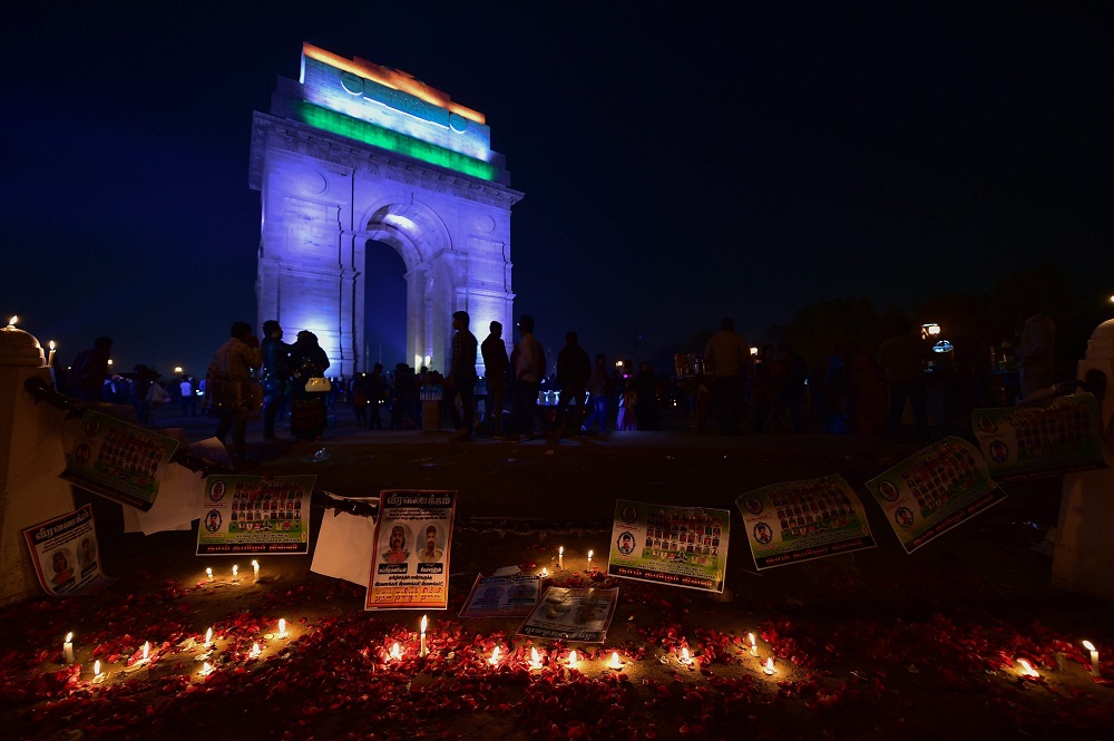 नई दिल्ली में इंडिया गेट पर पुलवामा आतंकी हमले के शहीद सीआरपीएफ जवानों को लोगों ने दी श्रद्धांजलि