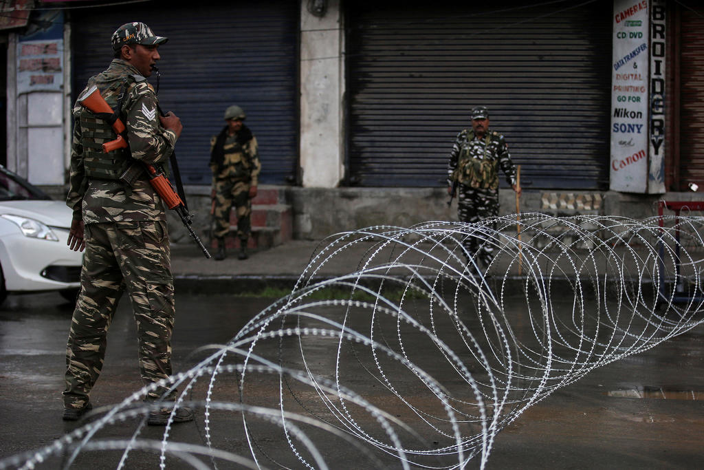 पुलिस ने कश्मीर के कई इलाकों में प्रदर्शन और पैलेट गन चलने की बात मानी