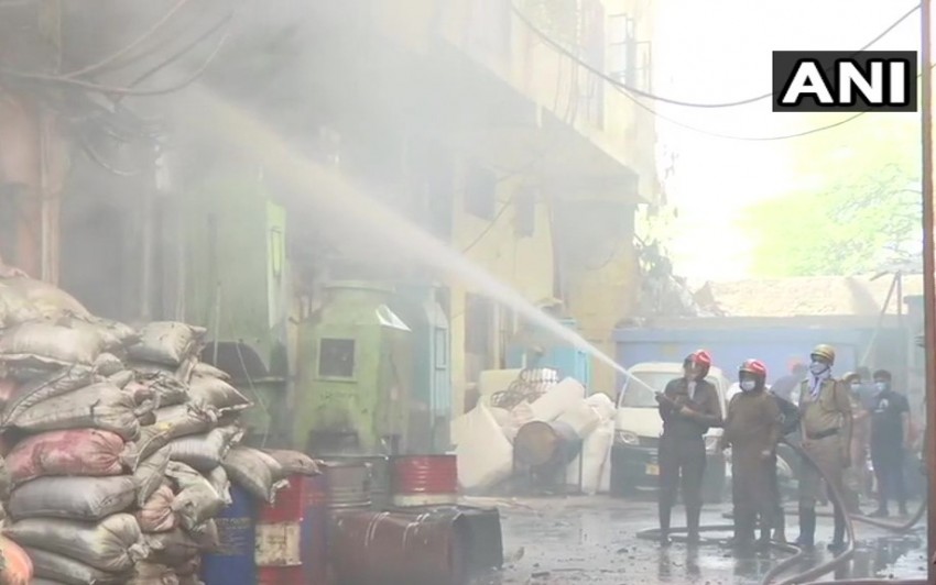 दिल्ली में आगजनी की दो घटनाएं, तुगलकाबाद में 1200 झुग्गियां जलकर खाक, केशवपुरम के जूता फैक्ट्री में लगी आग