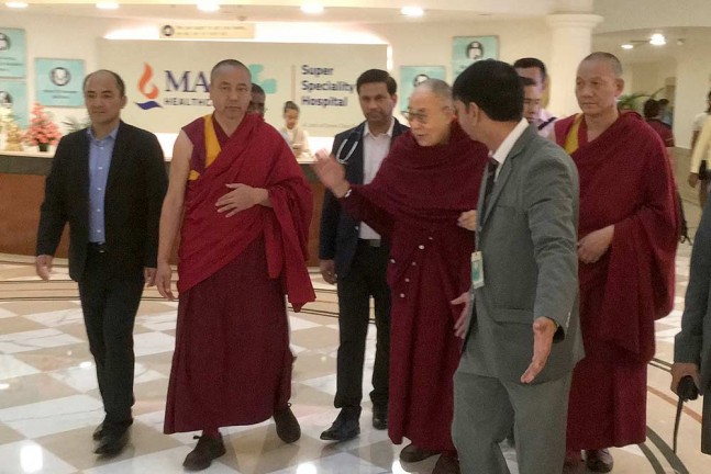 इलाज के बाद दिल्ली के एक अस्पताल से निकलते तिब्बती धर्मगुरू दलाई लामा