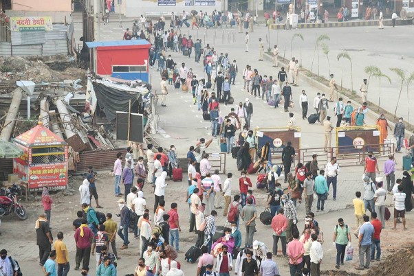 कोरोना के मद्देनजर लगाए गए लॉकडाउन के दौरान नई दिल्ली से राजधानी एक्सप्रेस से पटना रेलवे स्टेशन पर पहुंचे यात्री
