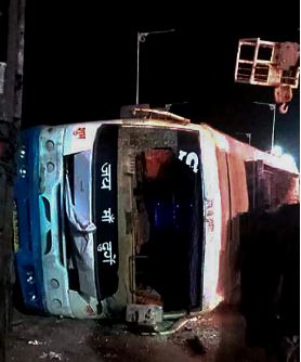 मध्य प्रदेश में तीन खड़ी बसों को ट्रक की टक्कर, 14 लोगों की मौत, 60 घायल