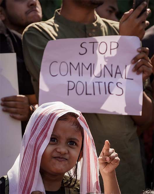 मुंबई में नागरिकता संशोधन एक्ट के विरोध में प्रदर्शन करते हुए असम के लोग