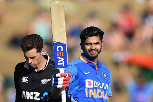 न्यूजीलैंड के खिलाफ हैमिल्टन में वनडे क्रिकेट का अपना पहला शतक जड़ने के बाद श्रेयस अय्यर