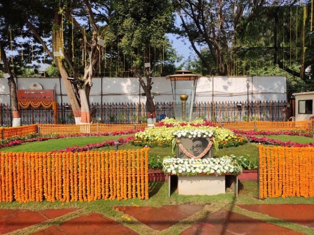 महाराष्ट्र के मुख्यमंत्री के रूप में आज शाम को उद्धव ठाकरे के शपथ ग्रहण समारोह से पहले शिवाजी पार्क में तैयारी पूरी