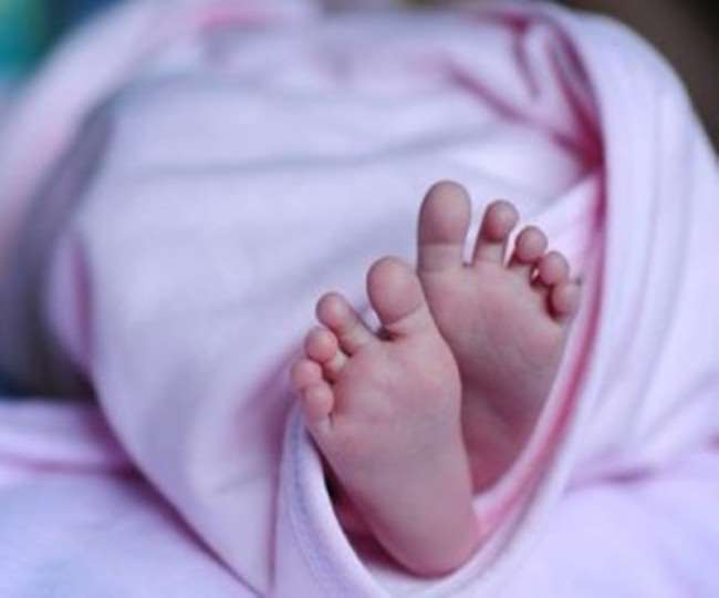 लखनऊ में कोरोना जांच के लिए लाइन में लगी महिला ने दिया बच्चे को जन्म