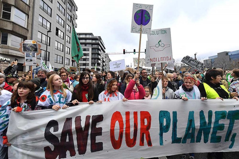 ब्रुसेल्स में ग्लोबल वार्मिंग के खिलाफ लोगों का 'क्लेम द क्लाइमेट' मार्च
