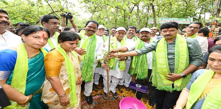 ग्रीन इंडिया चैलेंजः छात्रों ने लगाए 1000 से अधिक पौधे, सांसद निधि से 1.04 करोड़ रुपये का किया आवंटन