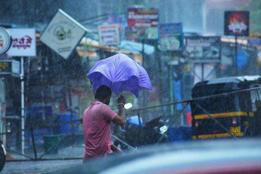 केरल, कर्नाटक, गोवा और महाराष्ट्र में तबाही मचाने के बाद गुजरात से टकराया चक्रवात ‘तौकते’, तेज हवा के साथ हो रही है भारी बारिश