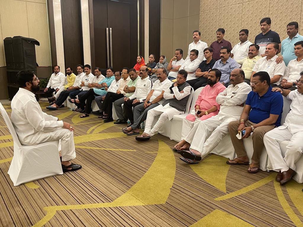 महाराष्ट्र संकट: 16 विधायकों को नोटिस मिलने से शिंदे खेमे में हलचल, गुवाहाटी में आज फिर बैठक