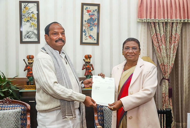 राजभवन में राज्यपाल द्रौपदी मुर्मू को अपना इस्तीफा सौंपते झारखंड के मुख्यमंत्री रघुबर दास