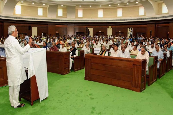 पटना में आपदा की स्थिति पर चर्चा सत्र के दौरान पार्टी विधायकों को संबोधित करते बिहार के मुख्यमंत्री नीतीश कुमार