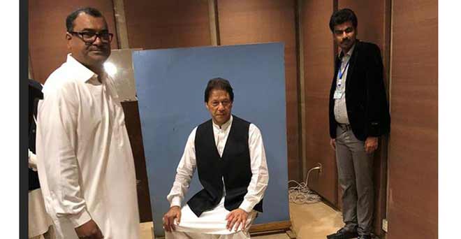 इमरान खान ने नेशनल असेंबली के कर्मचारी की वेस्टकोट पहन खिंचवाई आधिकारिक तस्वीर