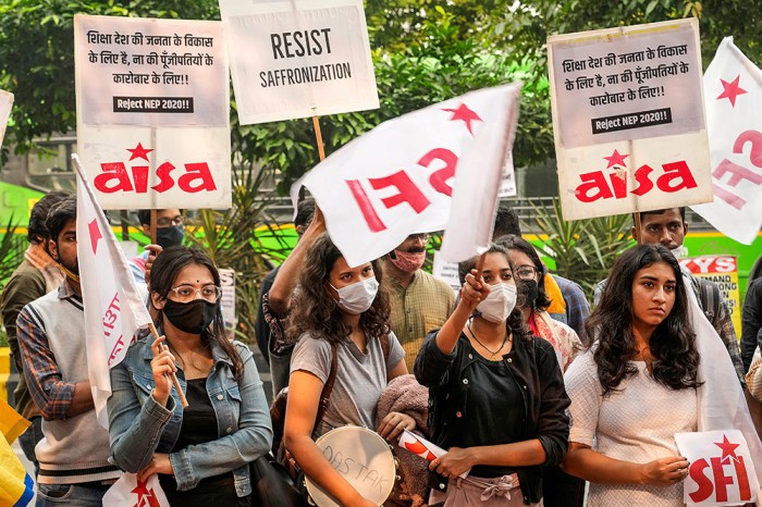 ऑल इंडिया फोरम फॉर राइट टू एजुकेशन के सदस्यों द्वारा नई दिल्ली के जंतर-मंतर में विरोध प्रदर्शन