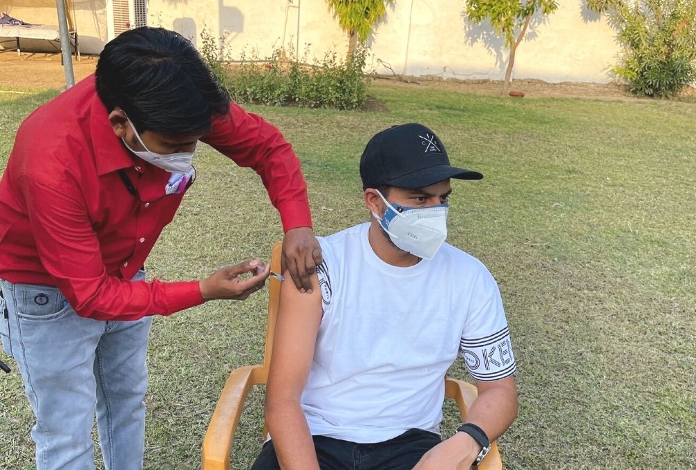 वैक्सीन लगवाकर घिर गए क्रिकेटर कुलदीप यादव, जांच के आदेश
