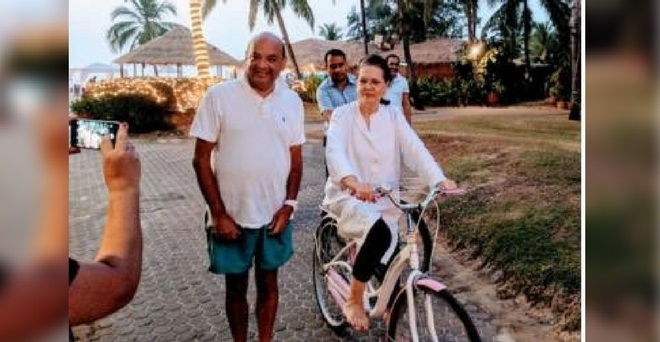 साइकिल चलाकर छुट्टियां मना रही हैं सोनिया गांधी, तस्वीर वायरल
