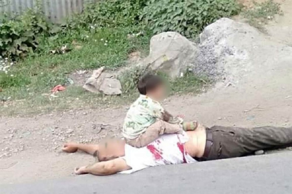 आतंकी हमले में मृत अपने दादा के शव के ऊपर बैठे कश्मीरी बच्चे की तस्वीर किसने खींची?