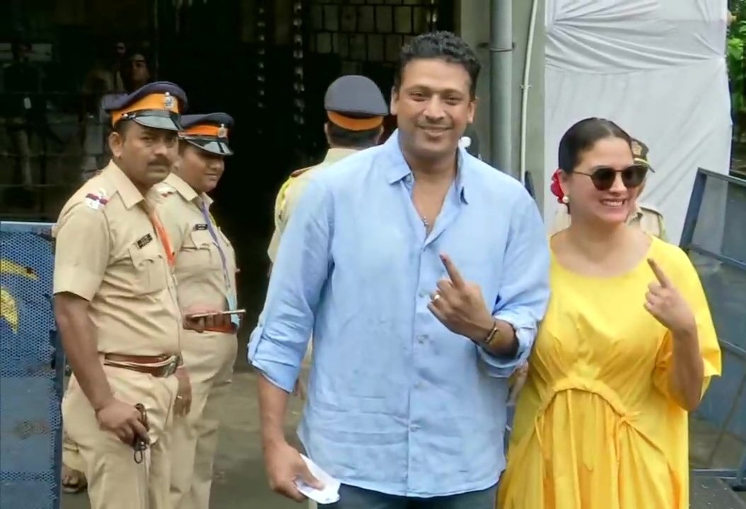 मुंबई के बांद्रा (पश्चिम) में एक मतदान केंद्र पर अपना वोट डालने के बाद पूर्व टेनिस खिलाड़ी महेश भूपति और पत्नी अभिनेत्री लारा दत्ता