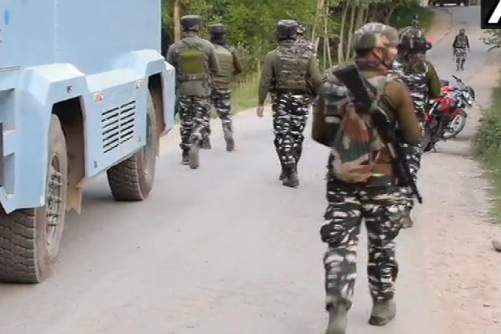 जम्मू-कश्मीर के शोपियां में सुरक्षाबलों ने मुठभेड़ में एक आतंकी को किया ढेर
