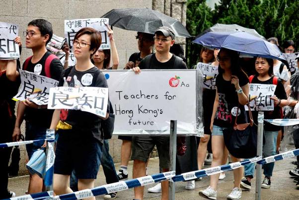 हांगकांग में लोकतंत्र के समर्थन में मार्च करते शिक्षक