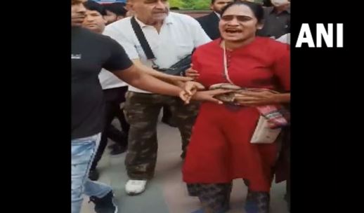 दिल्ली में साकेत कोर्ट के अंदर महिला को गोली मारी, अस्पताल ले जाया गया, अफरा-तफरी का माहौल