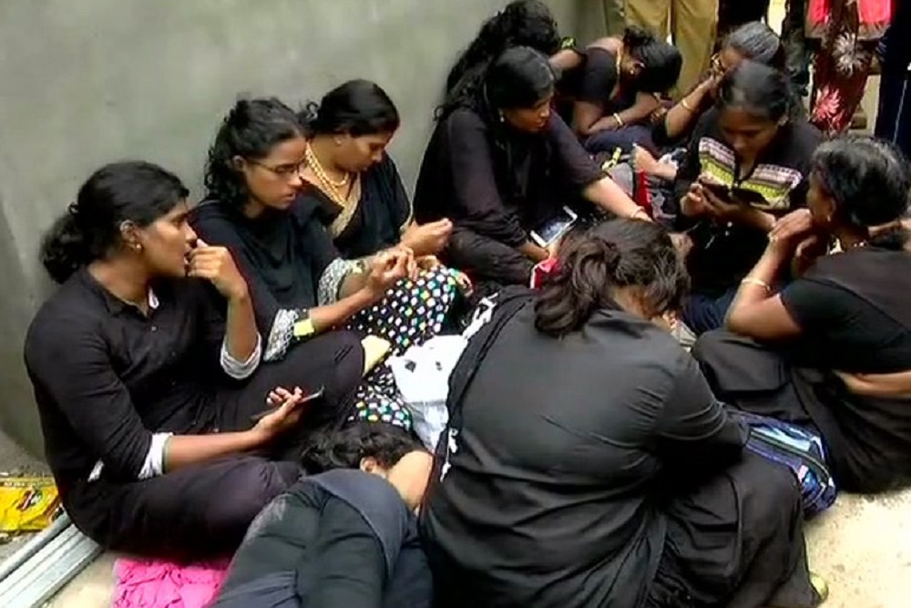 सबरीमाला: दर्शन के लिए पहुंची 11 महिलाओं को वापस लौटना पड़ा, प्रदर्शनकारी पुलिस हिरासत में