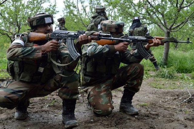 जम्मू-कश्मीर के त्राल में सेना और आतंकियों के बीच मुठभेड़, 2 आतंकी को किया ढेर