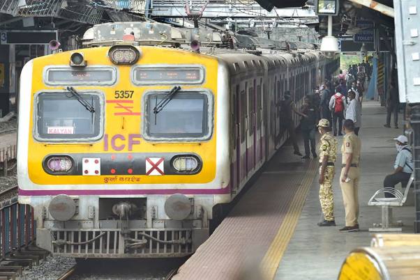 मुंबई में आज से लोकल ट्रेन सेवा शुरू, सिर्फ जरूरी सेवाओं से जुड़े लोगों को यात्रा की इजाजत