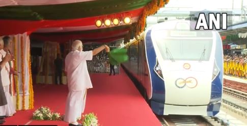 प्रधानमंत्री ने केरल की पहली 'वंदे भारत एक्सप्रेस' ट्रेन को हरी झंडी दिखाई