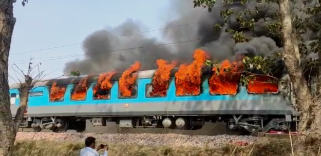 देहरादून जा रही शताब्दी ट्रेन की बोगी में लगी आग,  कोई हताहत नहीं