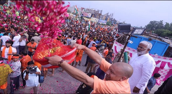 यूपीः मेरठ-दिल्ली हाइ-वे पर सीएम योगी ने कांवड़ियों पर की पुष्पवर्षा, कांवड़ियों का बढ़ा उत्साह