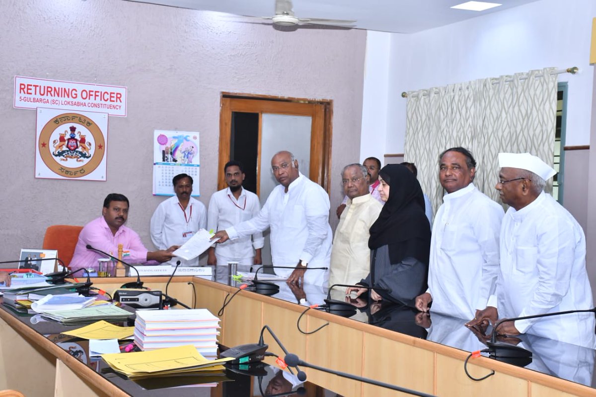 कांग्रेस नेता मल्लिकार्जुन खड़गे ने कर्नाटक के गुलबर्गा संसदीय क्षेत्र से दाखिल किया नामांकन