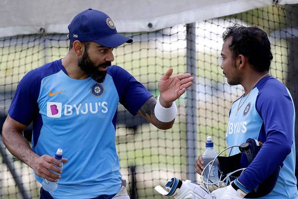 न्यूजीलैंड के क्राइस्टचर्च में न्यूजीलैंड के खिलाफ दूसरे टेस्ट मैच से पहले पृथ्वी शॉ से बात करते भारतीय कप्तान विराट कोहली