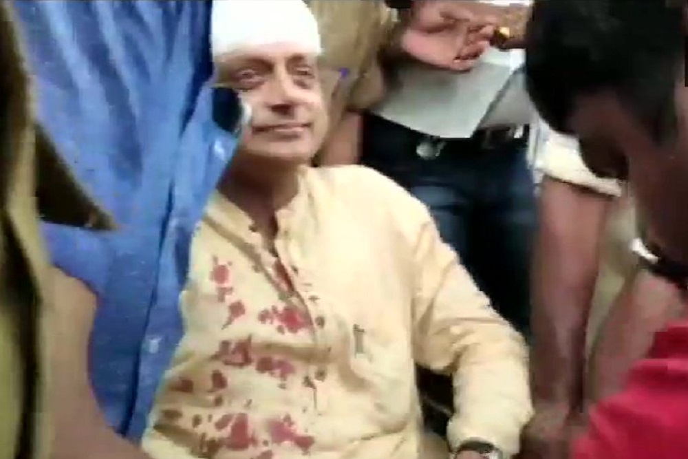 तिरुवनंतपुरम के मंदिर में घायल हुए कांग्रेस सांसद शशि थरूर, सिर पर लगे 6 टांके