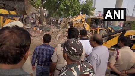 दिल्ली के भजनपुरा चौक से हटाए गए मज़ार और मंदिर, मौके पर भारी पुलिसबल तैनात